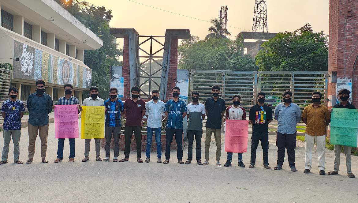 রাবিতে সাংবাদিকদের ওপর হামলার ঘটনায় হাবিপ্রবিতে মুখে কালো কাপড় বেঁধে মৌন মানববন্ধন