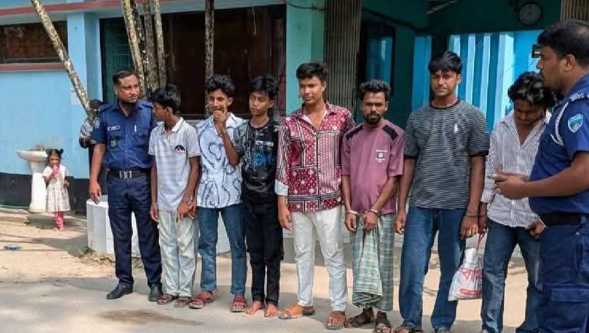 ঝটিকা মিছিল থেকে নিষিদ্ধ ছাত্রলীগের ৮ নেতাকর্মী গ্রেপ্তার