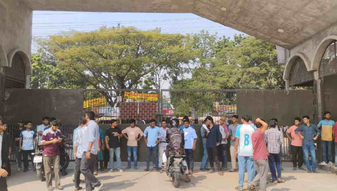 পাবিপ্রবিতে বাস থেকে পড়ে ছাত্রী আহত, ৭ দাবিতে প্রশাসনের আশ্বাস