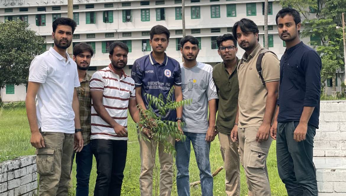 যত ভোট, তত গাছ: রাকসু নির্বাচনে হেরেও প্রতিশ্রুতি পূরণে রাফিউল ইসলাম