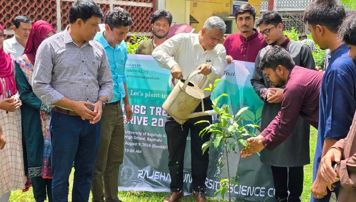 রাবিতে সায়েন্স ক্লাবের বৃক্ষরোপণ কর্মসূচি, রোপণ করলেন উপাচার্য