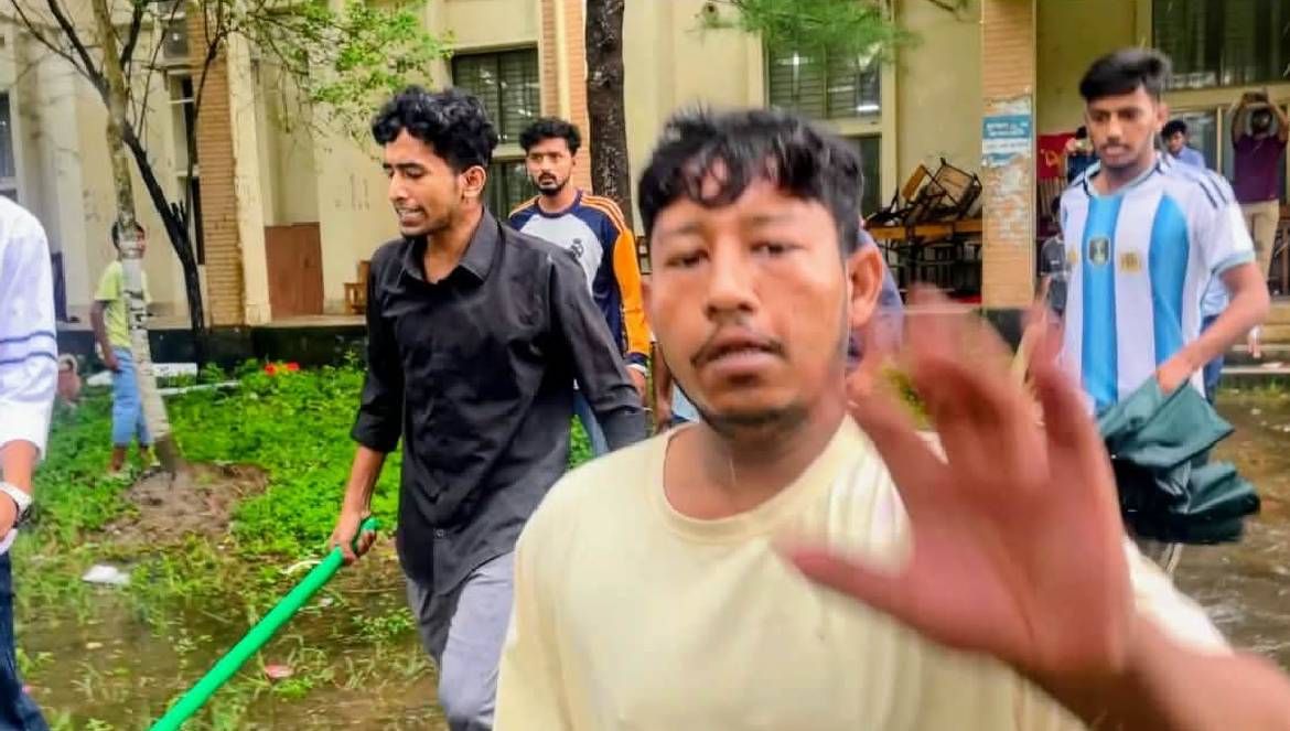 ছাত্রদলের দু’পক্ষের সংঘর্ষের ভিডিও করায় সাংবাদিক হেনস্তা, কেড়ে নেওয়া হলো মোবাইল