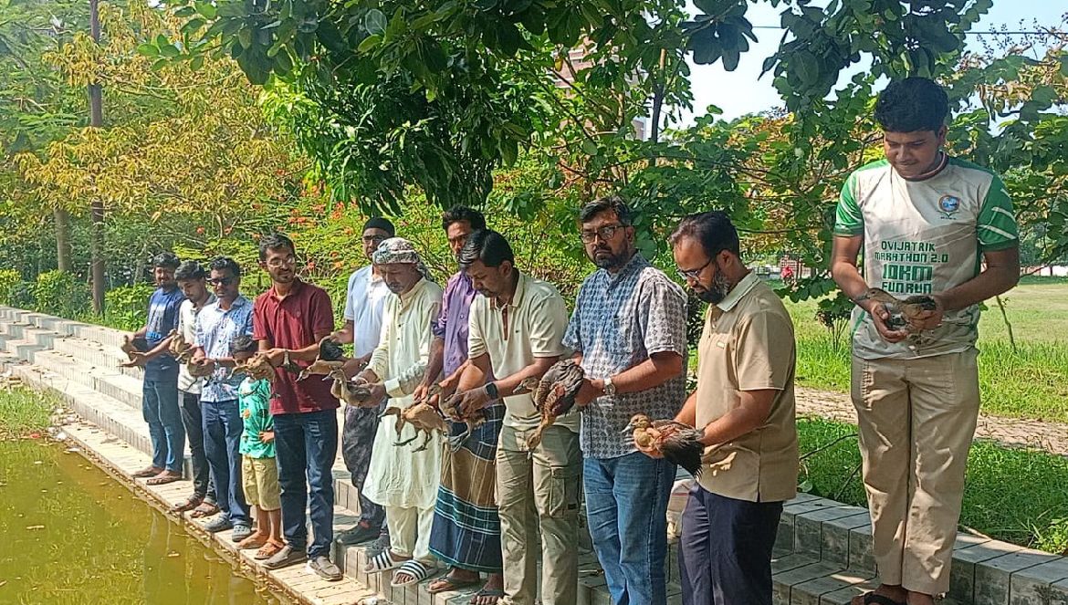 পাবিপ্রবির লেকে পাতি সরালি হাঁস অবমুক্ত করল পাখিপ্রেমীরা