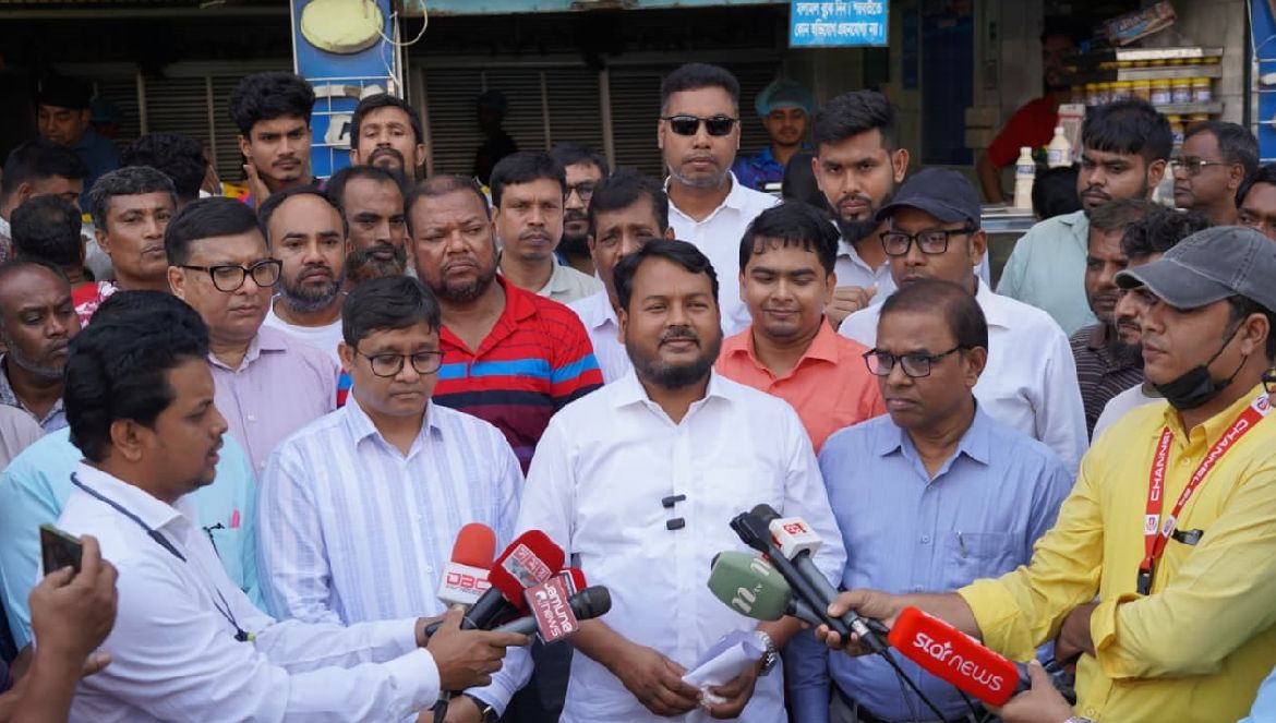 ফুটপাত দখলমুক্ত করার পাশাপাশি ক্ষুদ্র ব্যবসায়ী ও হকারদের পুর্নবাসন করা হবে: রাসিক প্রশাসক