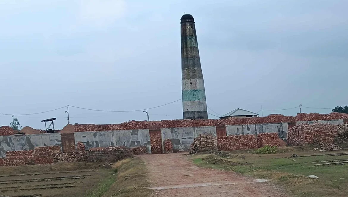 পাবনার দোপকোলায় অবৈধভাবে চলছে ইটভাটা, ভোগান্তিতে এলাকাবাসী