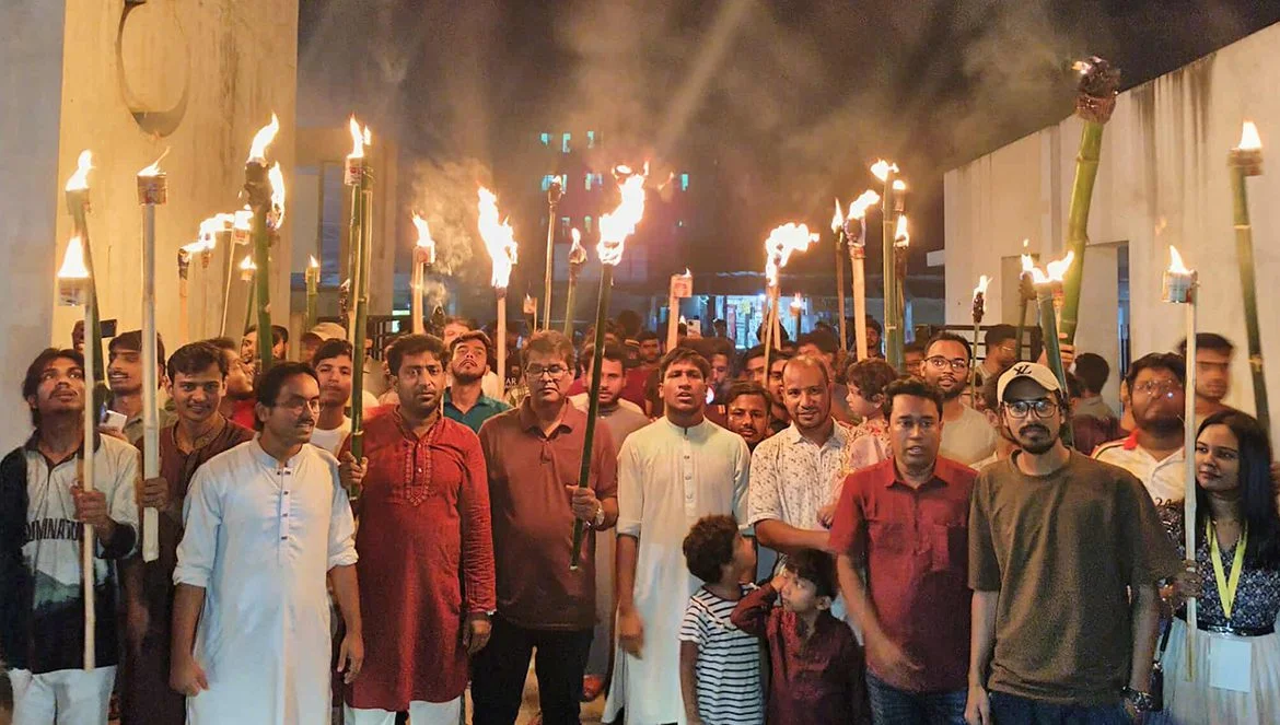 তিস্তা মহাপরিকল্পনা বাস্তবায়নে কুবিতে মশাল মিছিল
