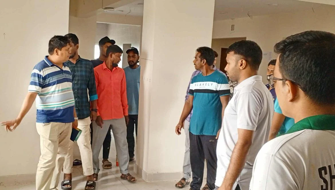 পাবিপ্রবিতে জুলাই-৬ হলের সমস্যা সমাধানে হল প্রভোস্টের পরিদর্শন ও মতবিনিময়