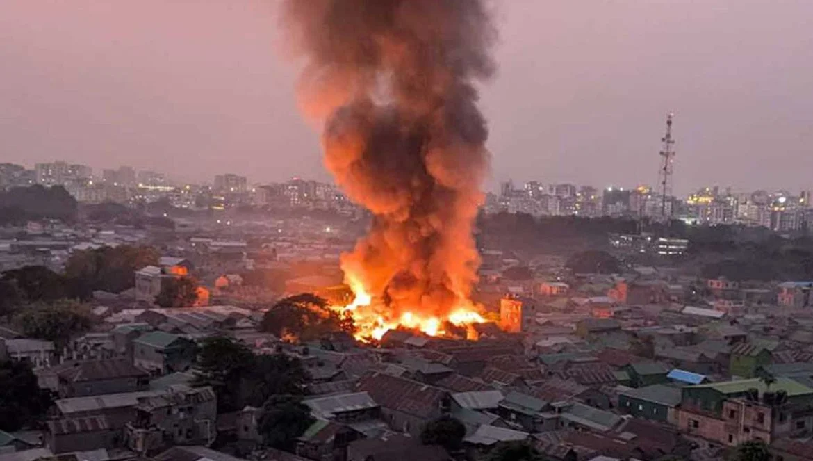 ৫ ঘন্টা পর নিয়ন্ত্রনে কড়াইল বস্তির আগুন