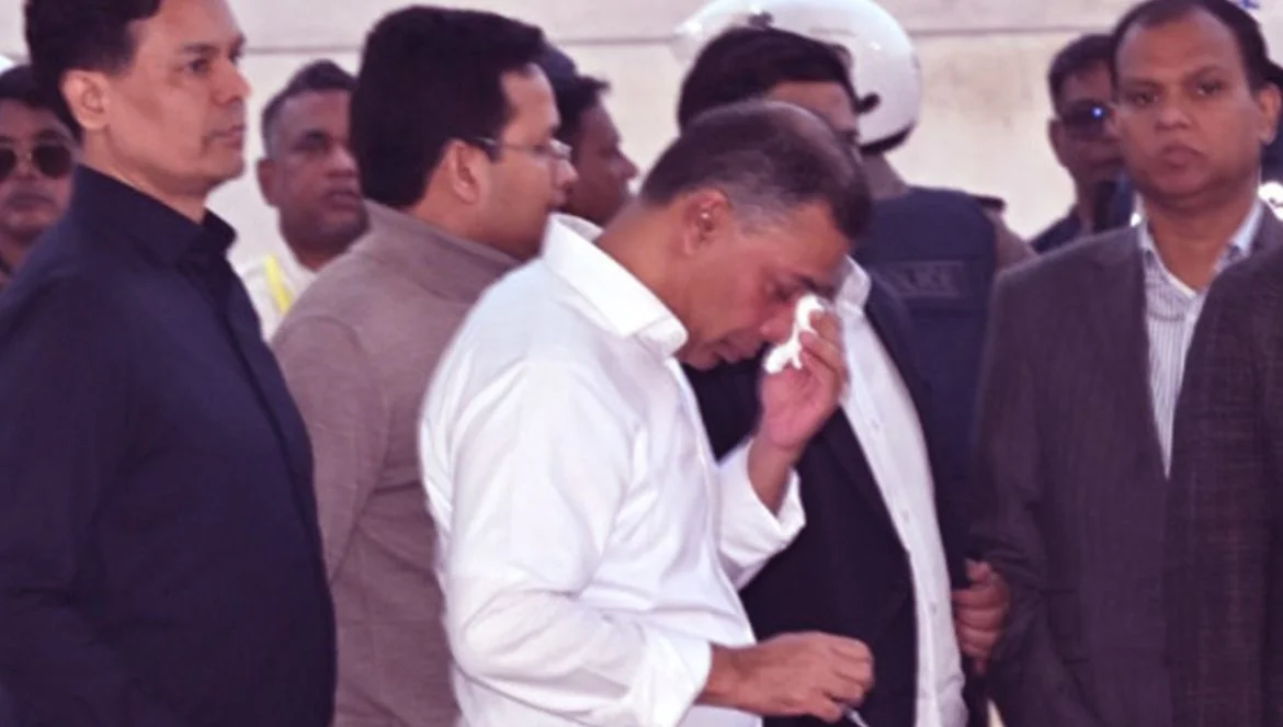 অশ্রুসিক্ত চোখে বাবার সমাধিতে তারেক রহমান