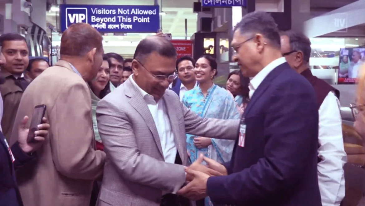 বিমানবন্দরে তারেক রহমানকে স্বাগত জানালেন বিএনপির স্থায়ী কমিটির সদস্যরা