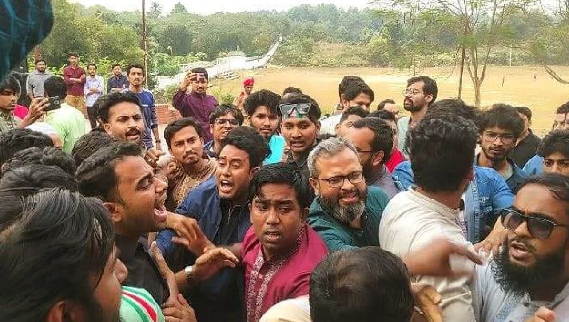কুবিতে বিজয় দিবসে পুষ্পস্তবক অর্পণকে কেন্দ্র করে ছাত্রদল ও শিক্ষার্থীদের মাঝে দুই দফা বাকবিতণ্ডা