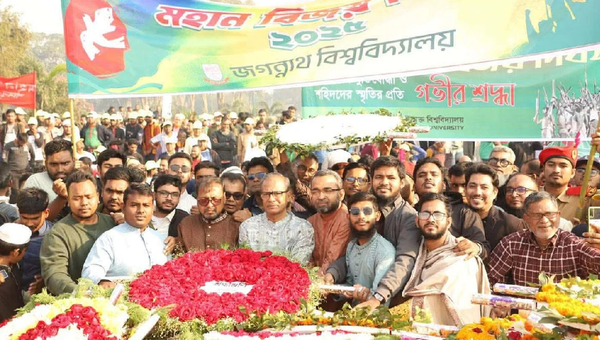 বিজয় দিবস : জাতীয় স্মৃতিসৌধে জবি উপাচার্যের শ্রদ্ধাঞ্জলি