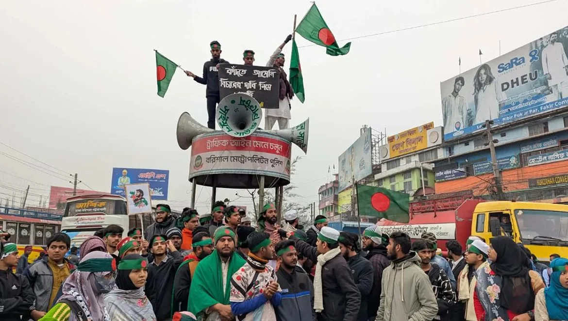 হাদি হত্যার বিচারের দাবিতে থমকে গেছে ঢাকা-বরিশাল মহাসড়ক