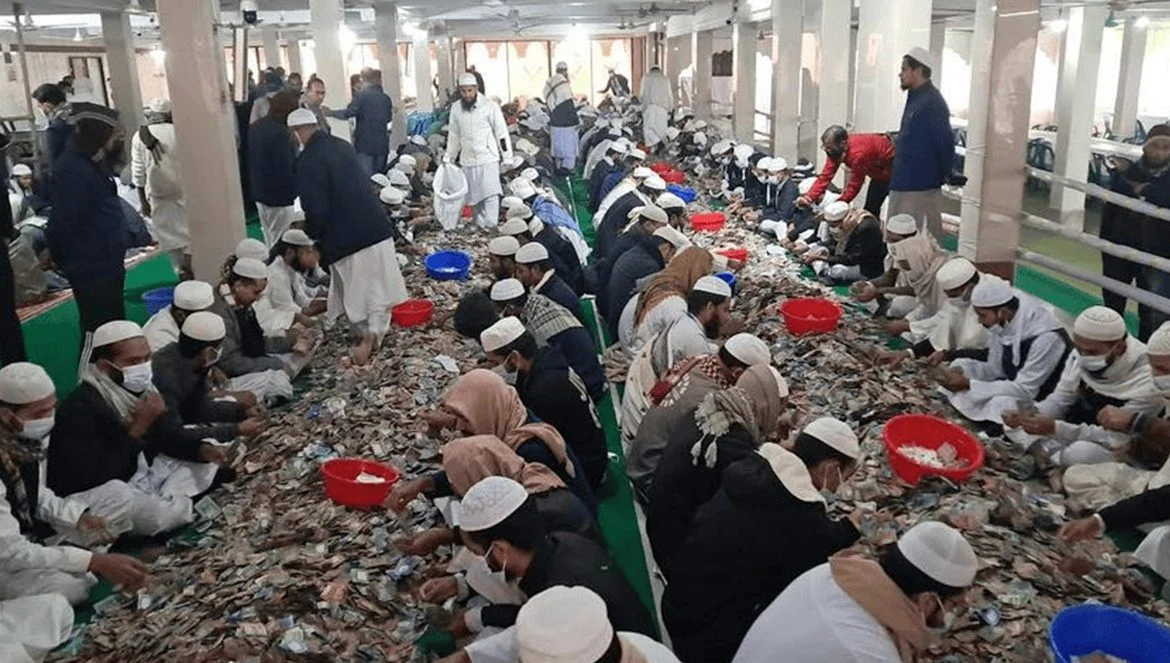কিশোরগঞ্জের পাগলা মসজিদের দানবাক্সে পাওয়া গেলো ৩৫ বস্তা টাকা