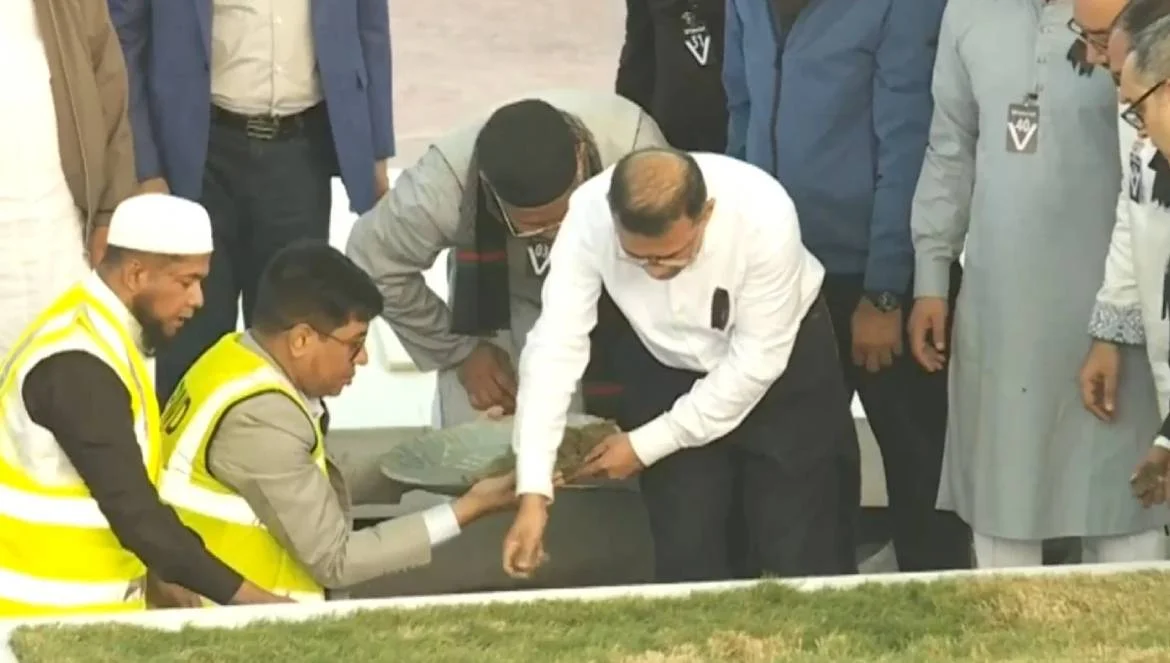 নিজ হাতে মাকে চিরনিদ্রায় শায়িত করলেন তারেক রহমান