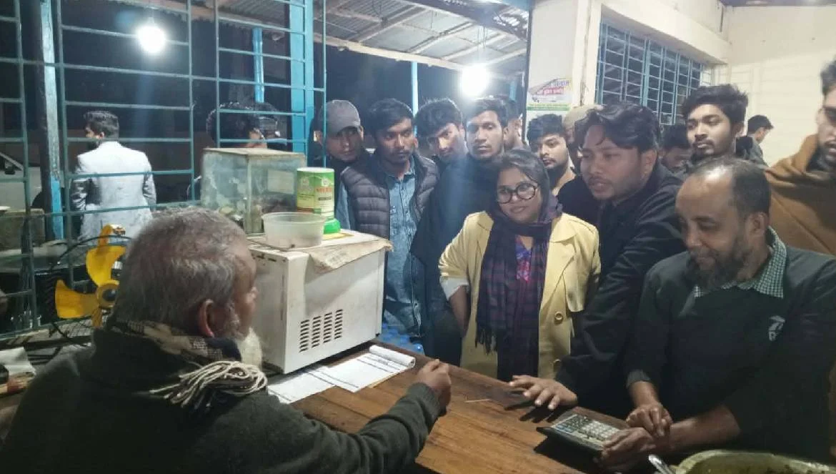 ভর্তি পরীক্ষা উপলক্ষে ক্যাম্পাসসংলগ্ন খাবারের দোকান তদারকিতে ছাত্র পরামর্শক