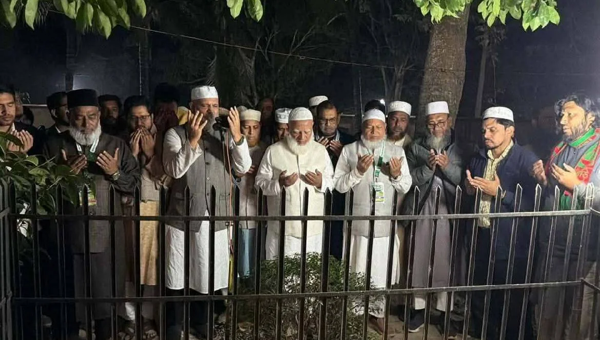 মতিউর রহমান নিজামীর কবর জিয়ারত করলেন ডা. শফিকুর রহমান