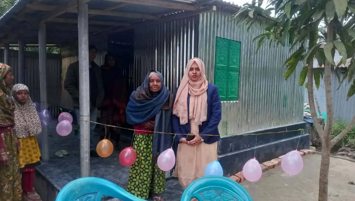 সাঁথিয়ায় নতুন ঘর উপহার পেল অসহায় আলেয়া খাতুন