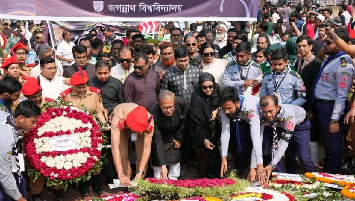 ভাষা শহীদদের স্মরণে কেন্দ্রীয় শহীদ মিনারে জবির শ্রদ্ধাঞ্জলি