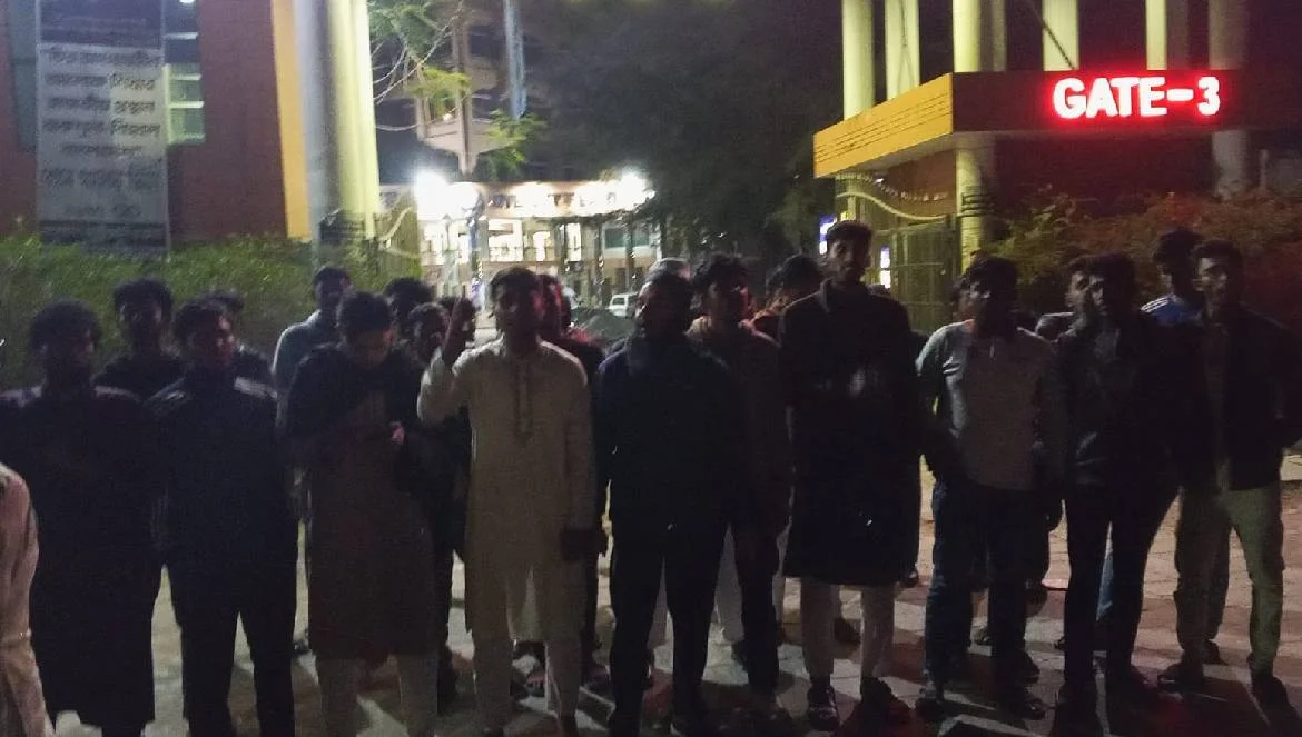 ইনকিলাব মঞ্চের কর্মীদের উপর পুলিশের হামলার প্রতিবাদে ববিতে বিক্ষোভ মিছিল