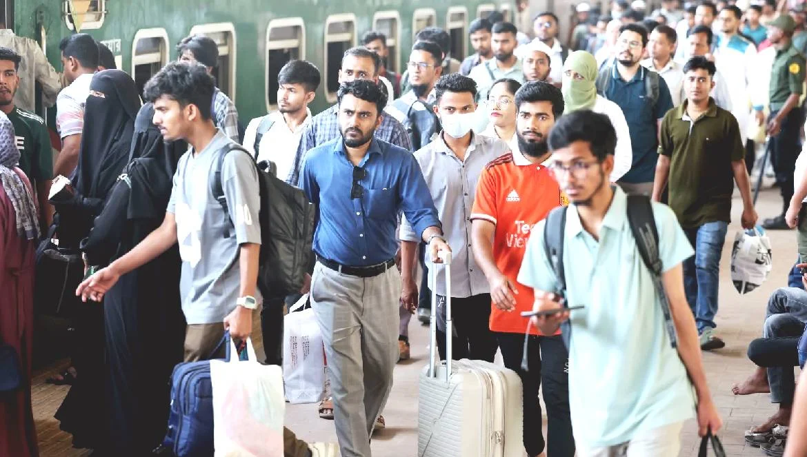 ঈদের লম্বা ছুটিতে নাড়ির টানে ছুটছে মানুষ