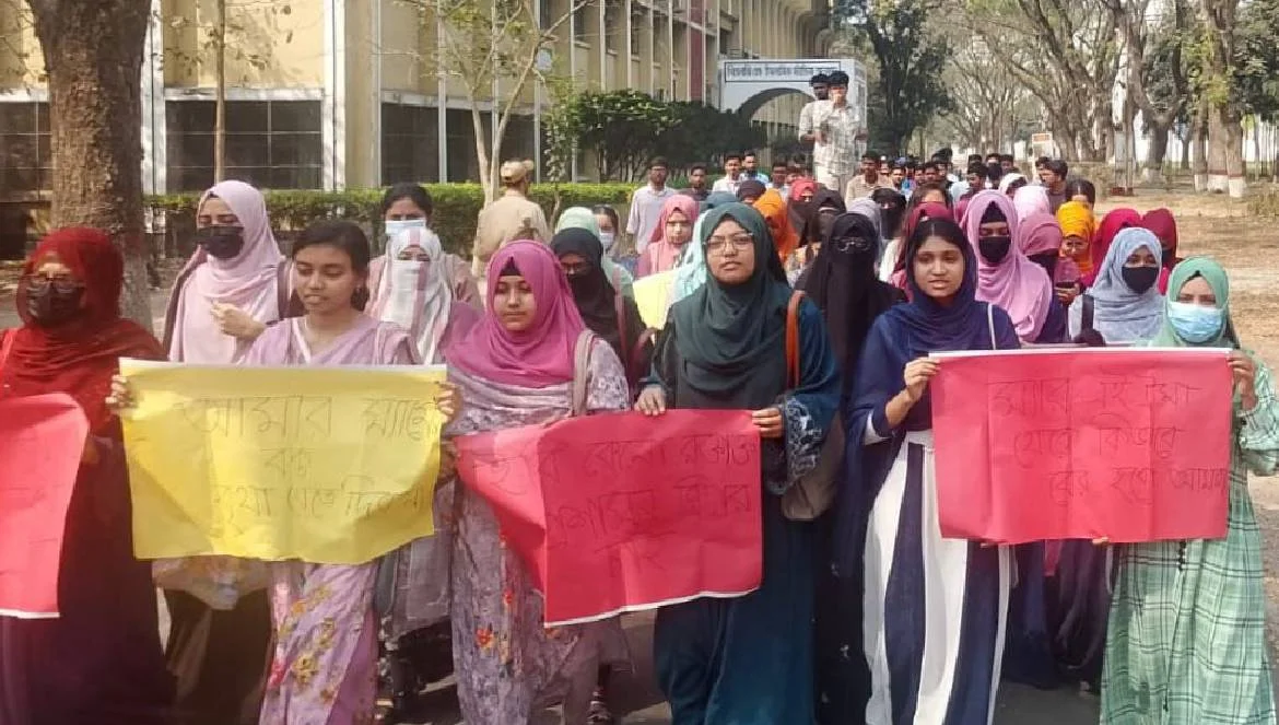 শিক্ষিকা হত্যার প্রতিবাদে ইবিতে বিক্ষোভ মিছিল