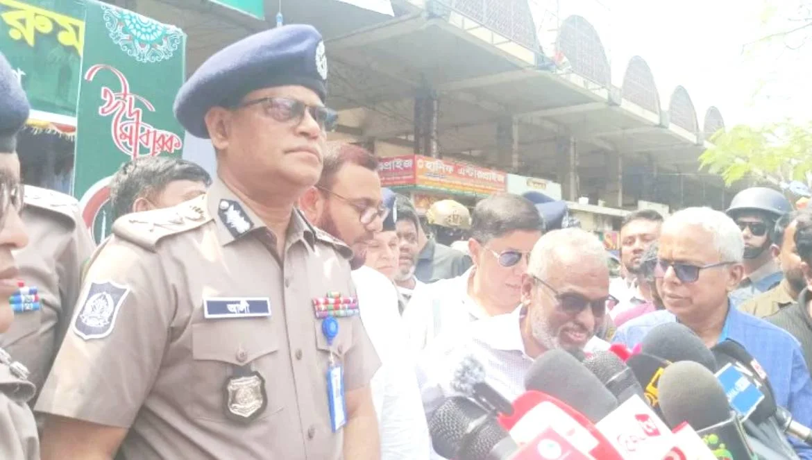 যাত্রী হয়রানি ও অতিরিক্ত ভাড়া রোধে কঠোর অবস্থানের ঘোষণা পুলিশ প্রধানের