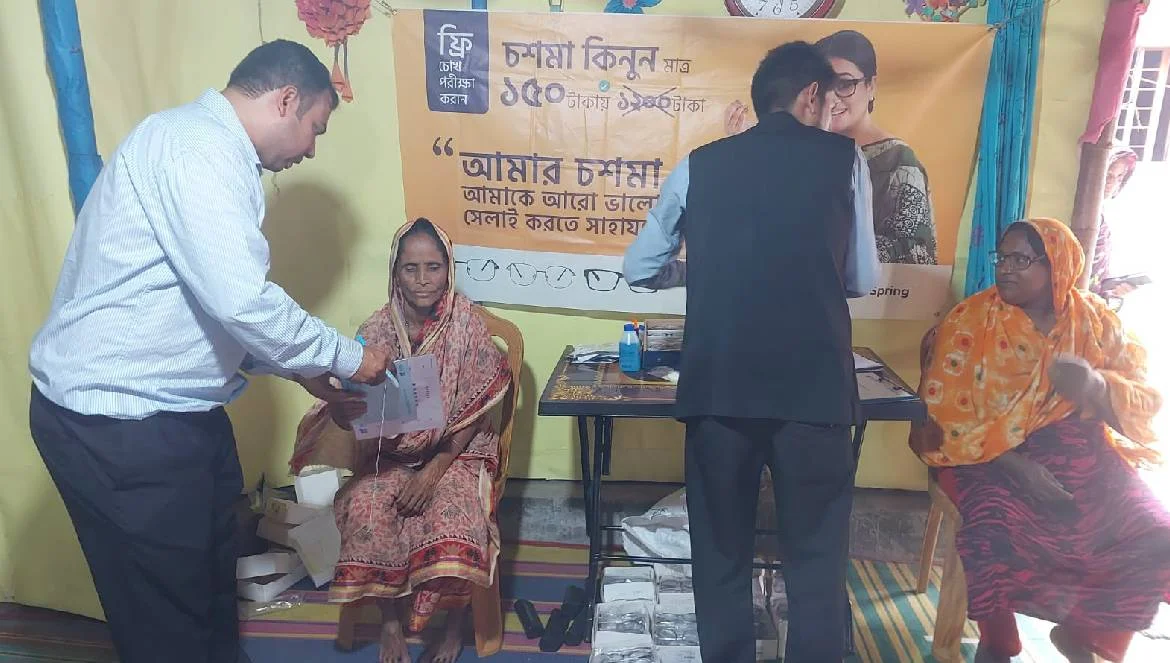 সাজেদা ফাউন্ডেশনের উদ্যোগে টঙ্গীতে বিনামূল্যে চোখ পরীক্ষা ও চশমা বিতরণ