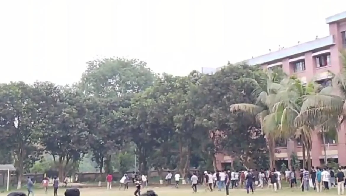 ছাত্রদল কর্মীর নারী কেলেঙ্কারি : হাবিপ্রবির দুই হলের মধ্যে দফায় দফায় সংঘর্ষ