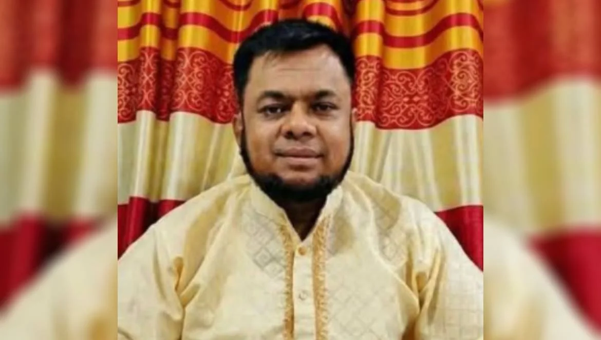 নোয়াখালীতে ছাত্রীকে ব্ল্যাকমেইল করে ধর্ষণ, প্রধান শিক্ষক গ্রেপ্তার