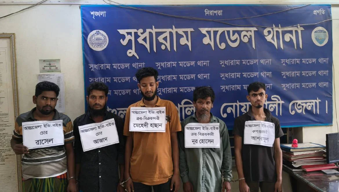 গ্যারেজে চলছিল চোরাই অটোরিকশা বেচাকেনা, গ্রেপ্তার- ৫