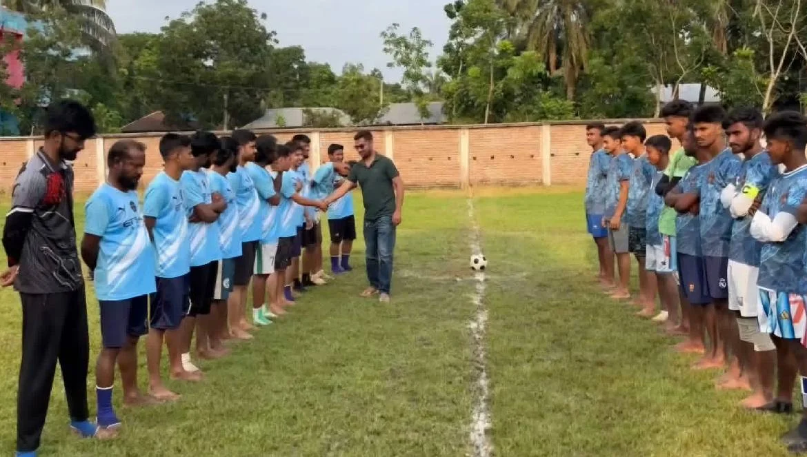 সাঁথিয়ায় ইছামতি যুব কল্যাণ সংঘের ফুটবল টুর্নামেন্ট উদ্বোধন