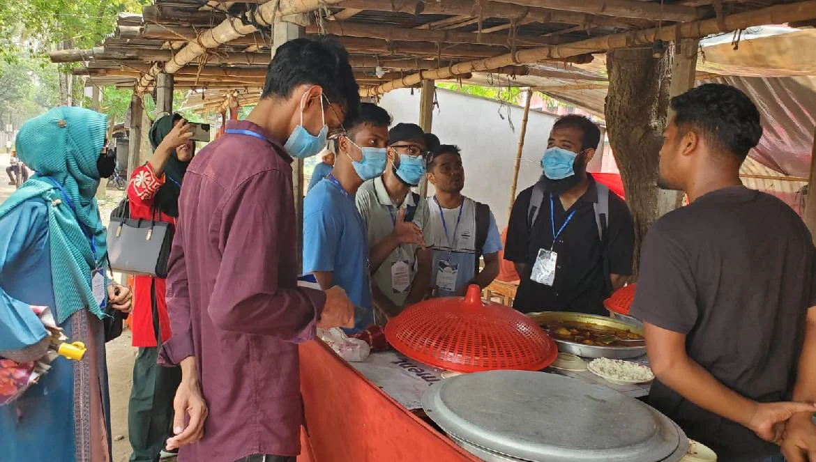 রাবিতে খাবারের মান নিশ্চিতে ফুড স্টল মনিটরিং, বিক্রেতাদের মাস্ক-ক্যাপ বিতরণ