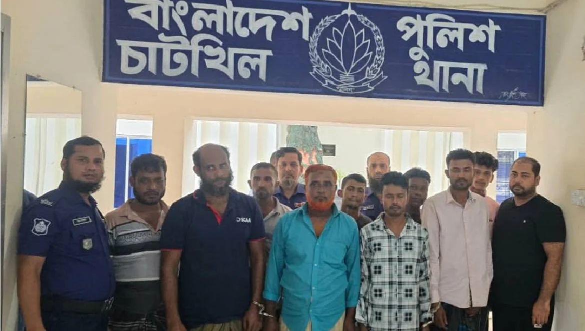 নোয়াখালীতে থাই জুয়ার আসর থেকে গ্রেপ্তার- ৬