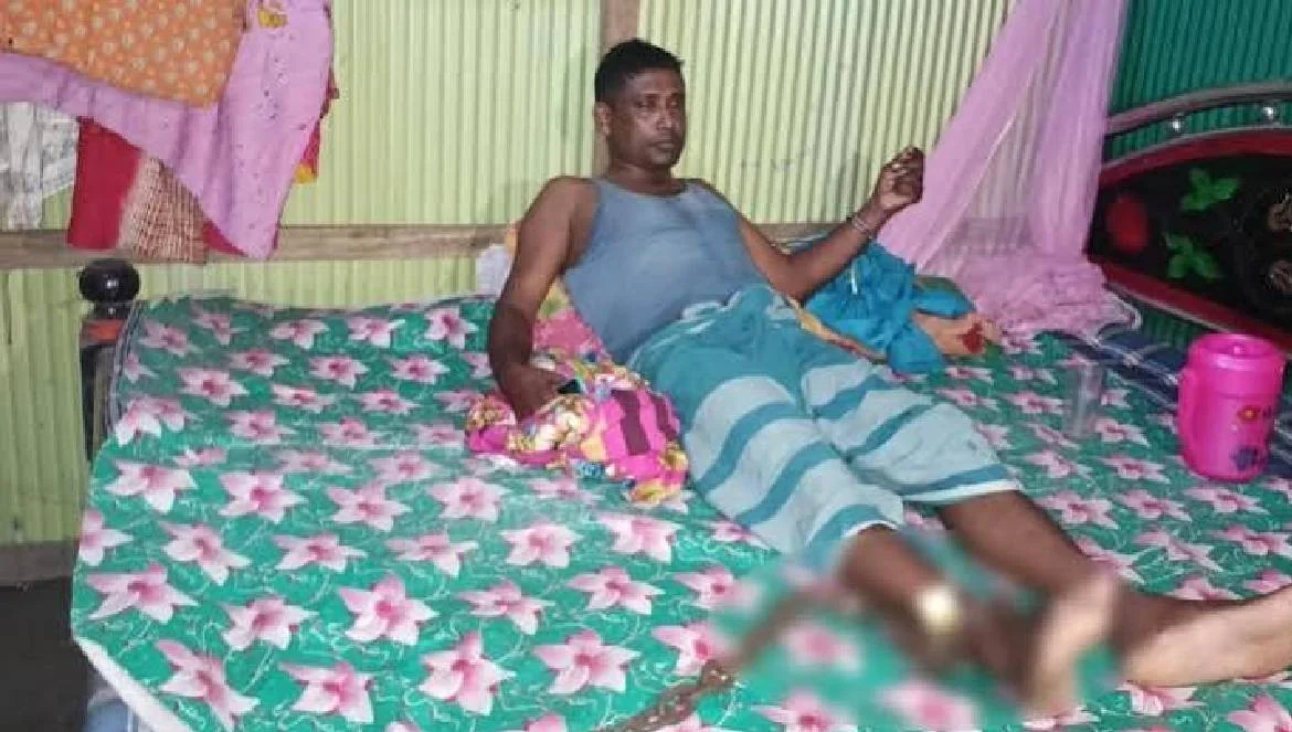 পাওনা টাকা আদায়ে অটোরিকশাচালককে শিকলে বেঁধে নির্যাতন