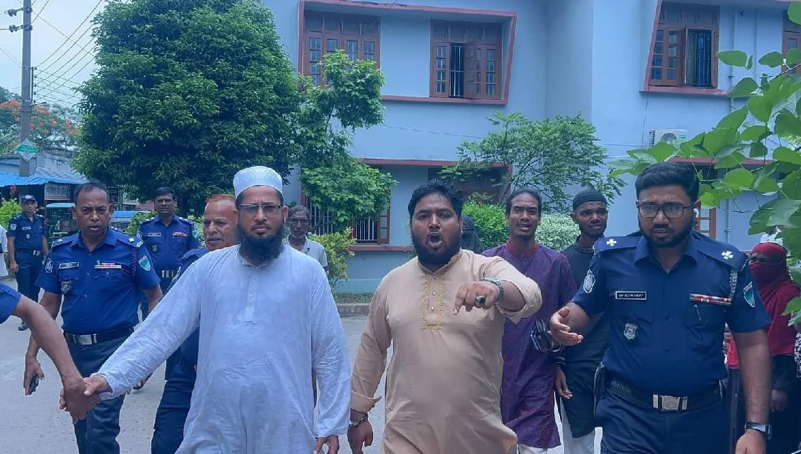 কুষ্টিয়ায় কথিত পীর হত্যা : জড়িত না থেকেও মামলার প্রধান আসামী ববি শিক্ষার্থী!