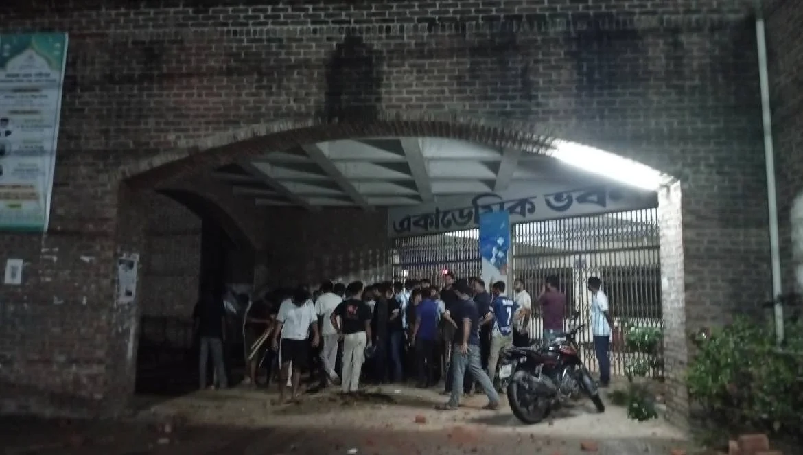 মাভাবিপ্রবিতে বিশ্বকাপের খেলা দেখা নিয়ে সংঘর্ষ, প্রক্টরসহ আহত- ১০