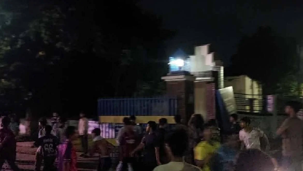রাবিতে বিশ্বকাপের ফাইনাল দেখা নিয়ে দুই বিভাগের হাতাহাতি, আহত- ১