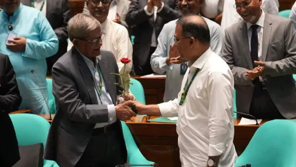 রাষ্ট্রপতিকে লাল গোলাপ দিয়ে শুভেচ্ছা জানিয়েছেন প্রধানমন্ত্রী